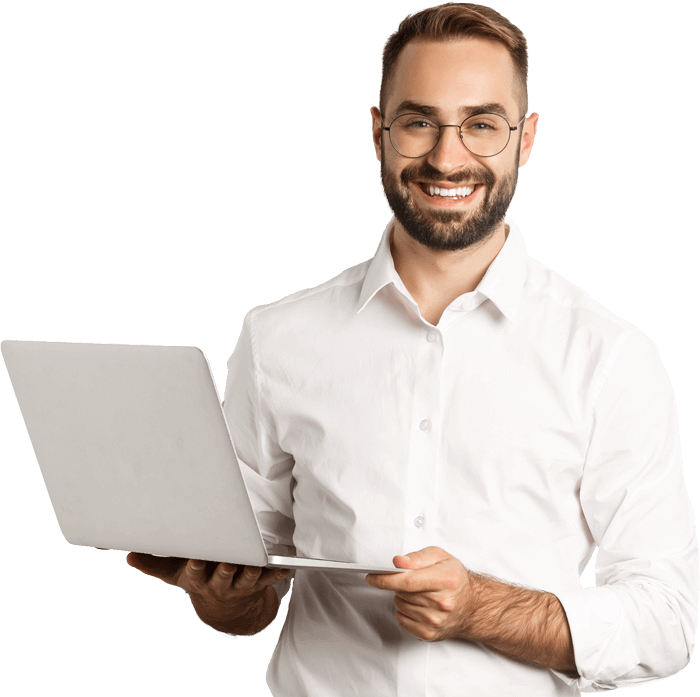 Homem branco segurando notebook